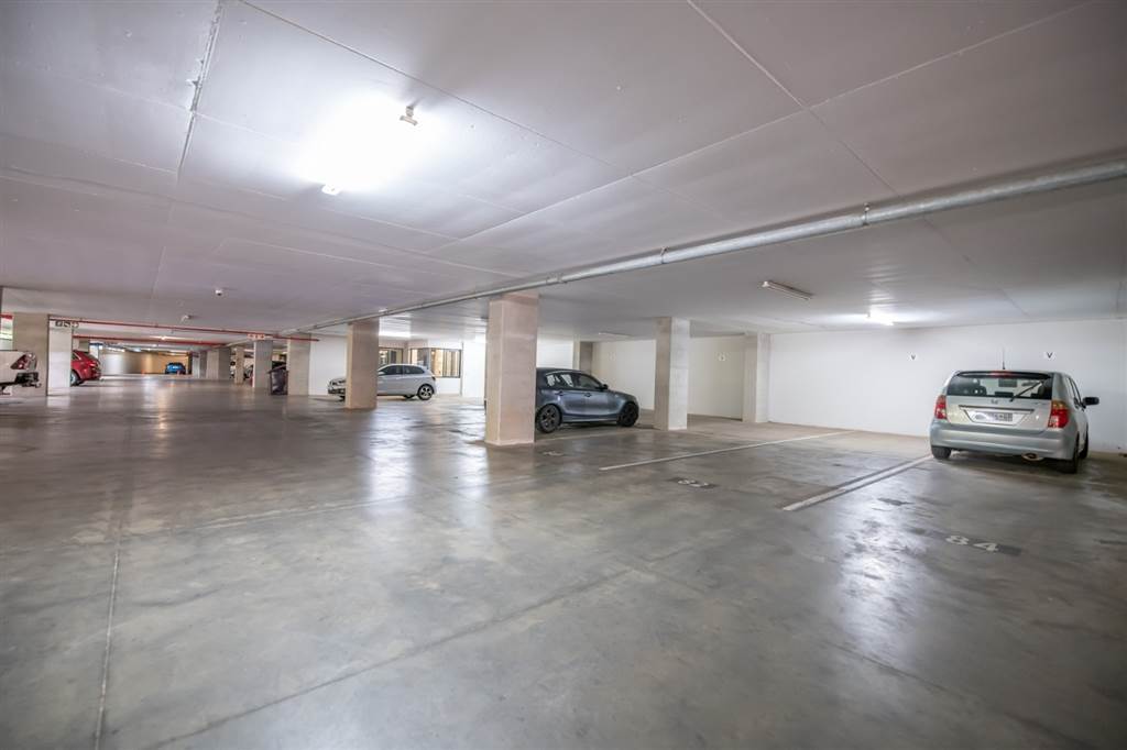 2 Bed Apartment in Menlyn photo number 13