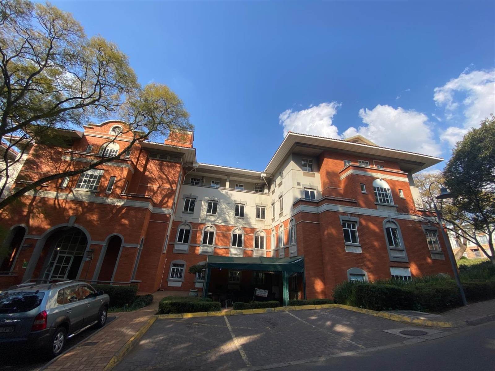 516  m² Commercial space in Parktown photo number 1