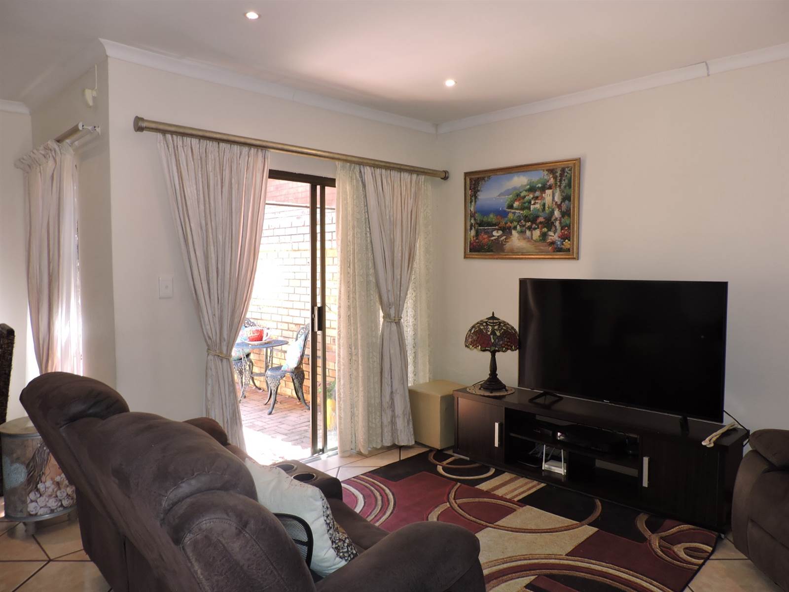 2 Bed Townhouse in Chancliff AH photo number 6