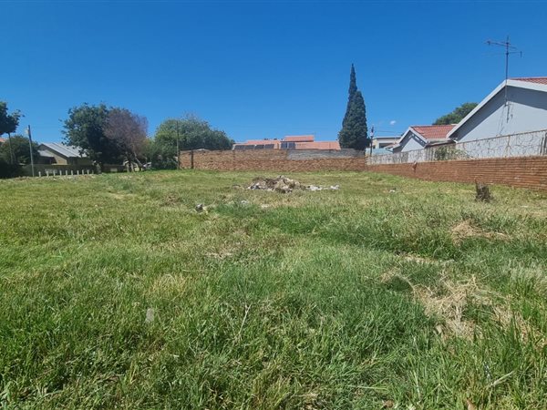 600 m² Land available in Lenasia South