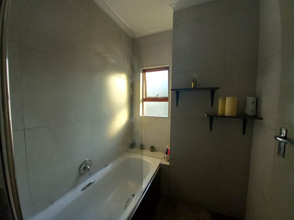 2 Bed House in Glen Marais photo number 3
