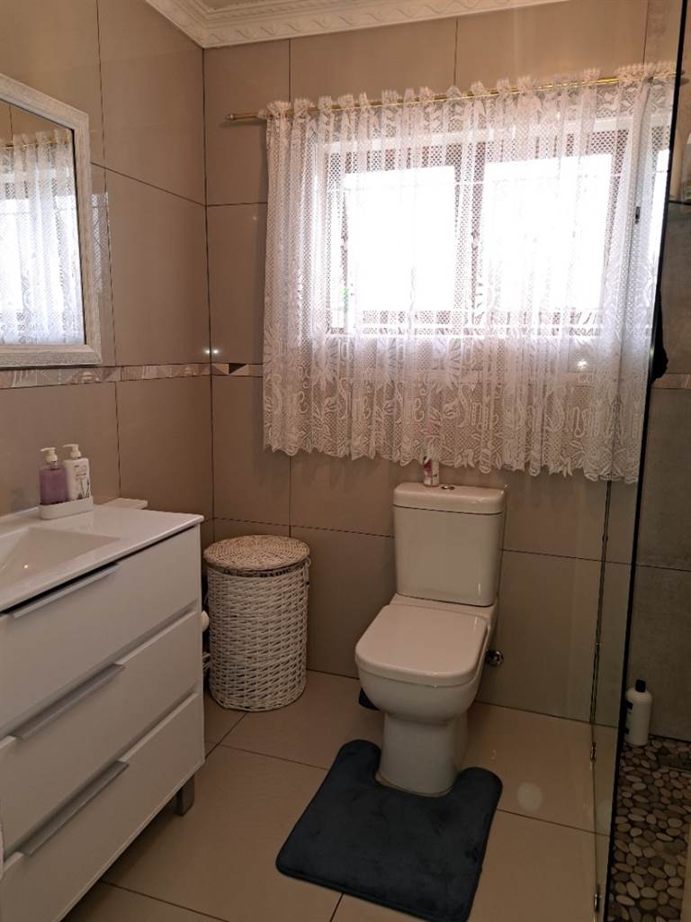 2 Bed Townhouse in Umkomaas photo number 10