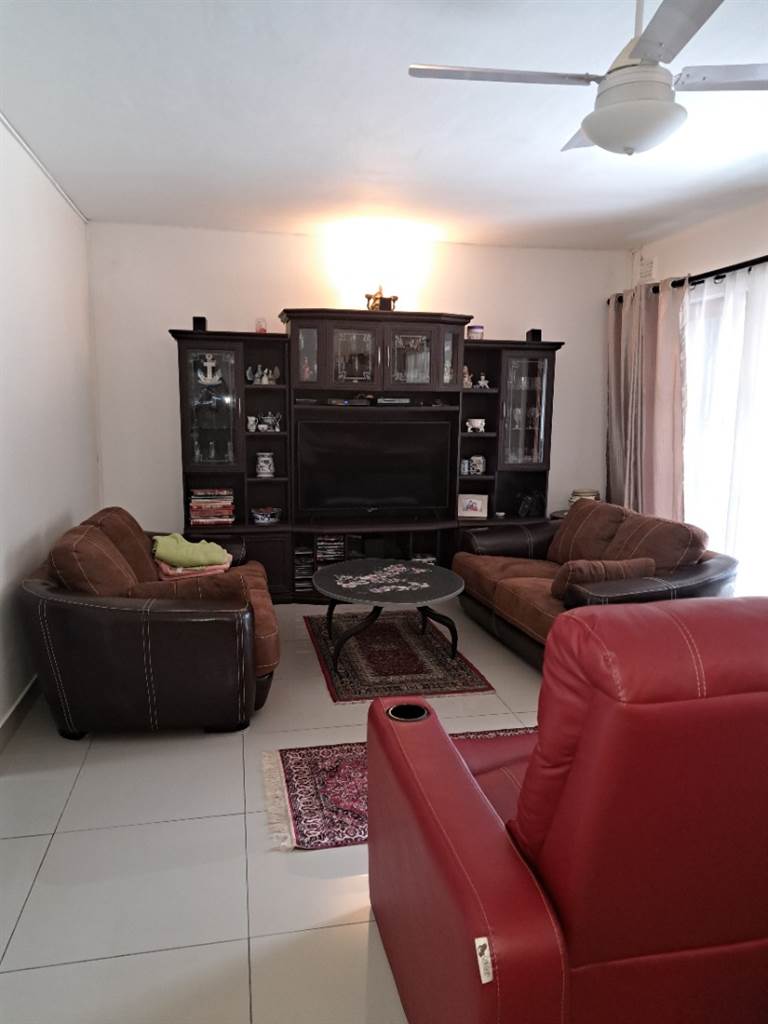 2 Bed Townhouse in Umkomaas photo number 6