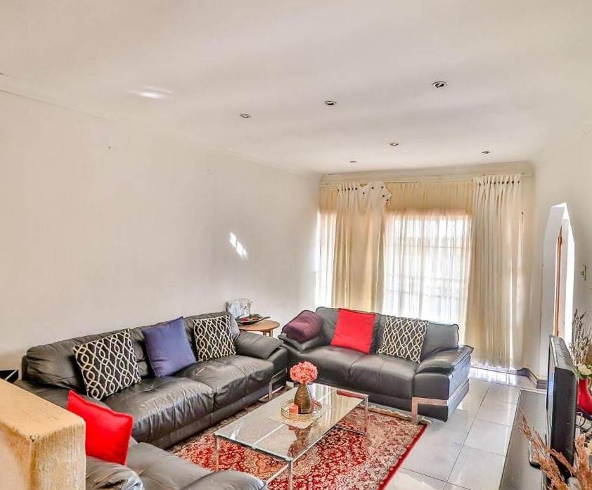 4 Bed Townhouse in Corlett Gardens photo number 6