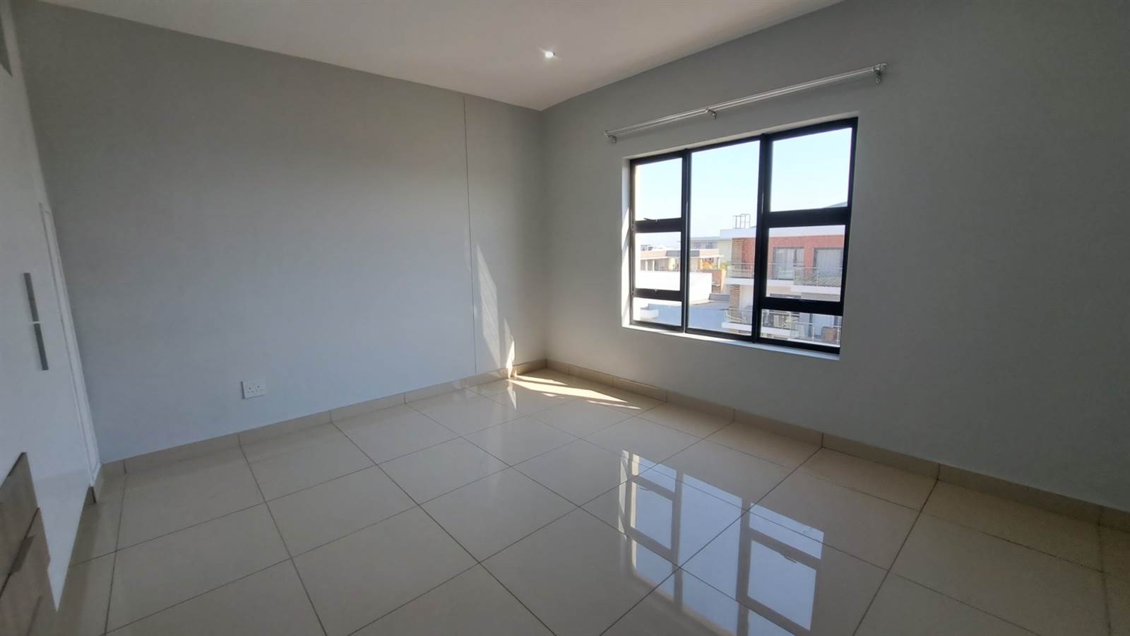 3 Bed Apartment in New Town Centre (Gateway) photo number 6