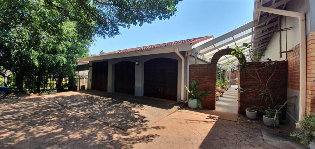 4 Bed House in Louis Trichardt photo number 2