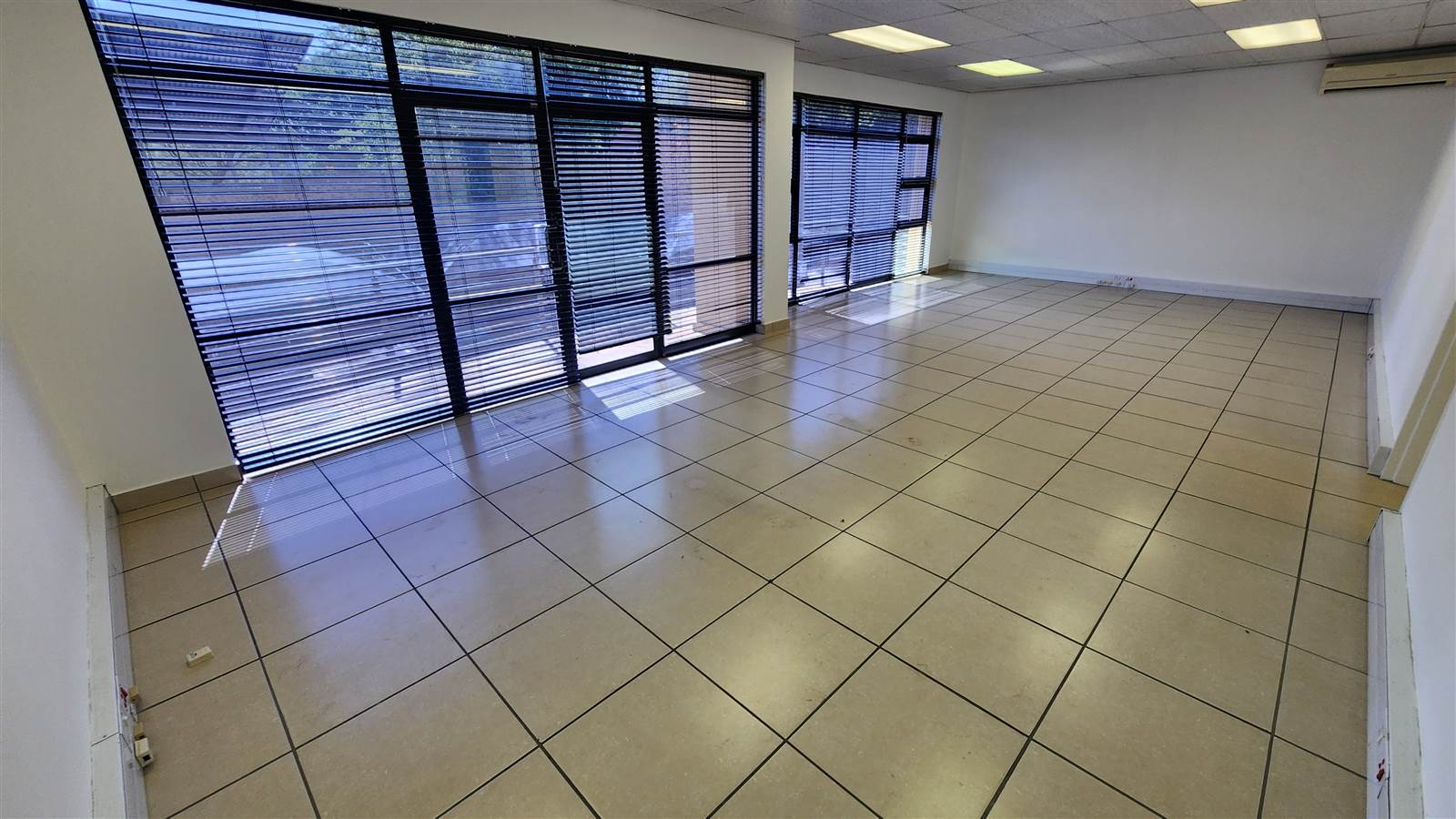 574  m² Industrial space in North Riding photo number 3
