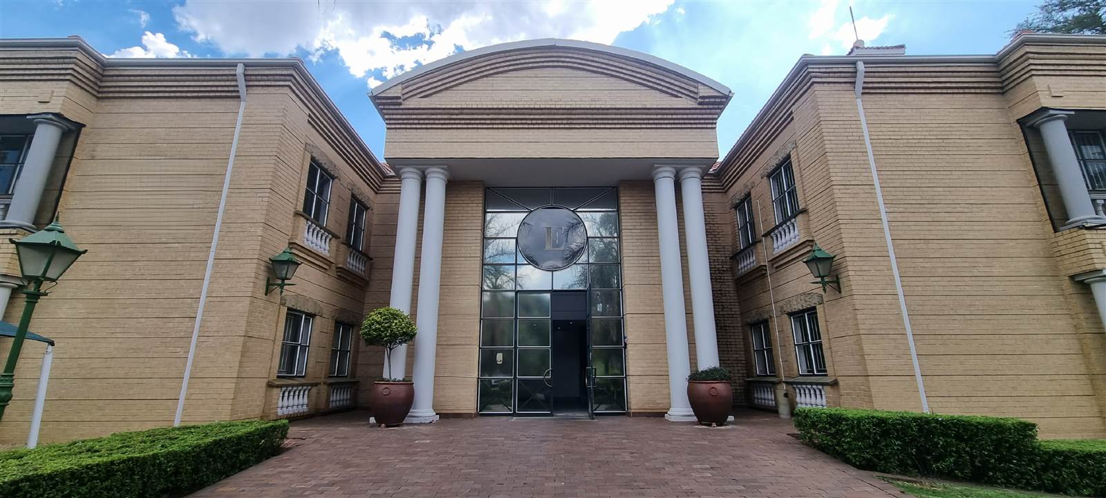 587  m² Commercial space in Bryanston photo number 1