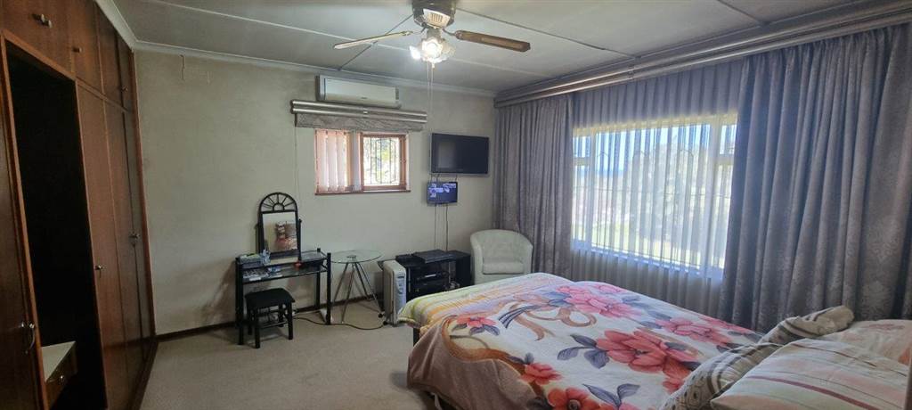 4 Bed House in Umtentweni photo number 13