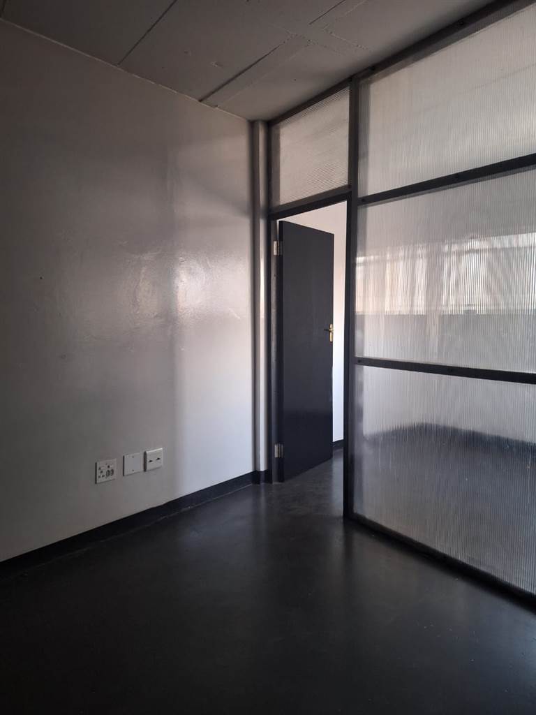 Bachelor apartment in Johannesburg Central photo number 3
