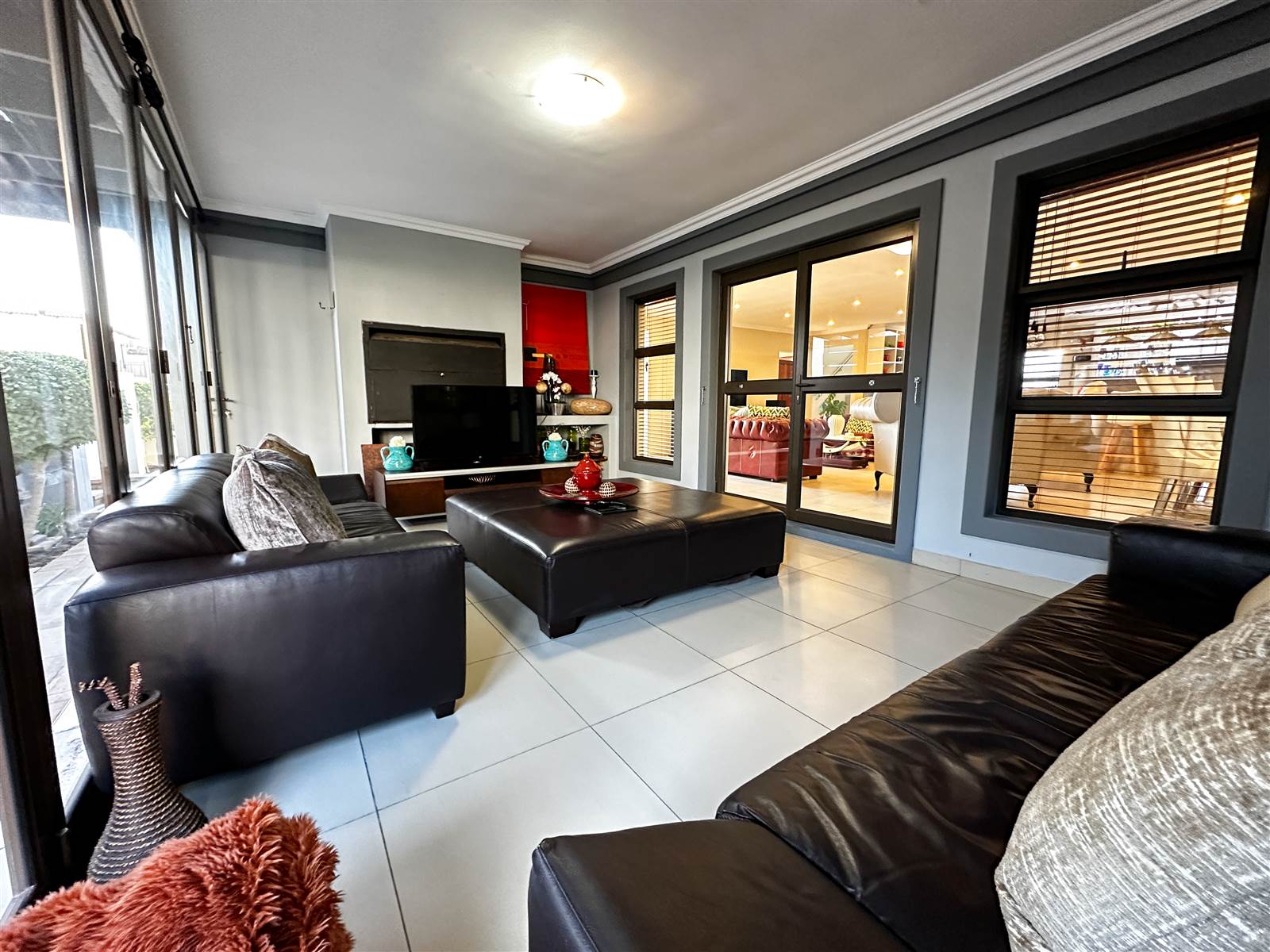 4 Bed House in Bloubergstrand photo number 11