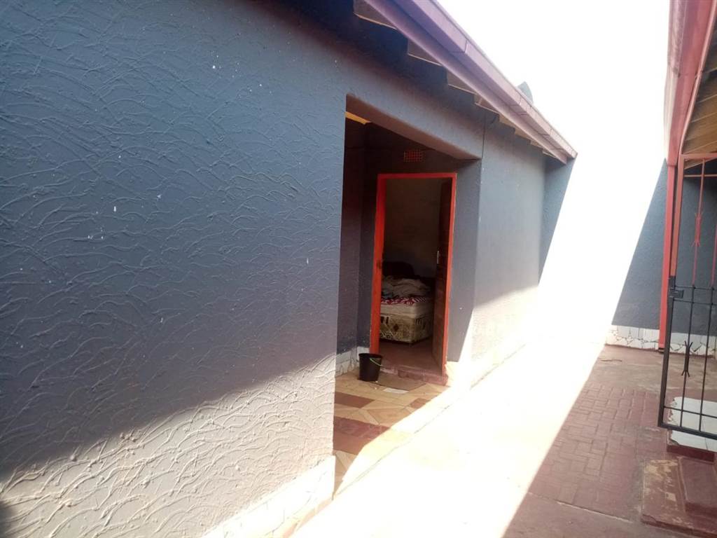 2 Bed House in Dobsonville photo number 9