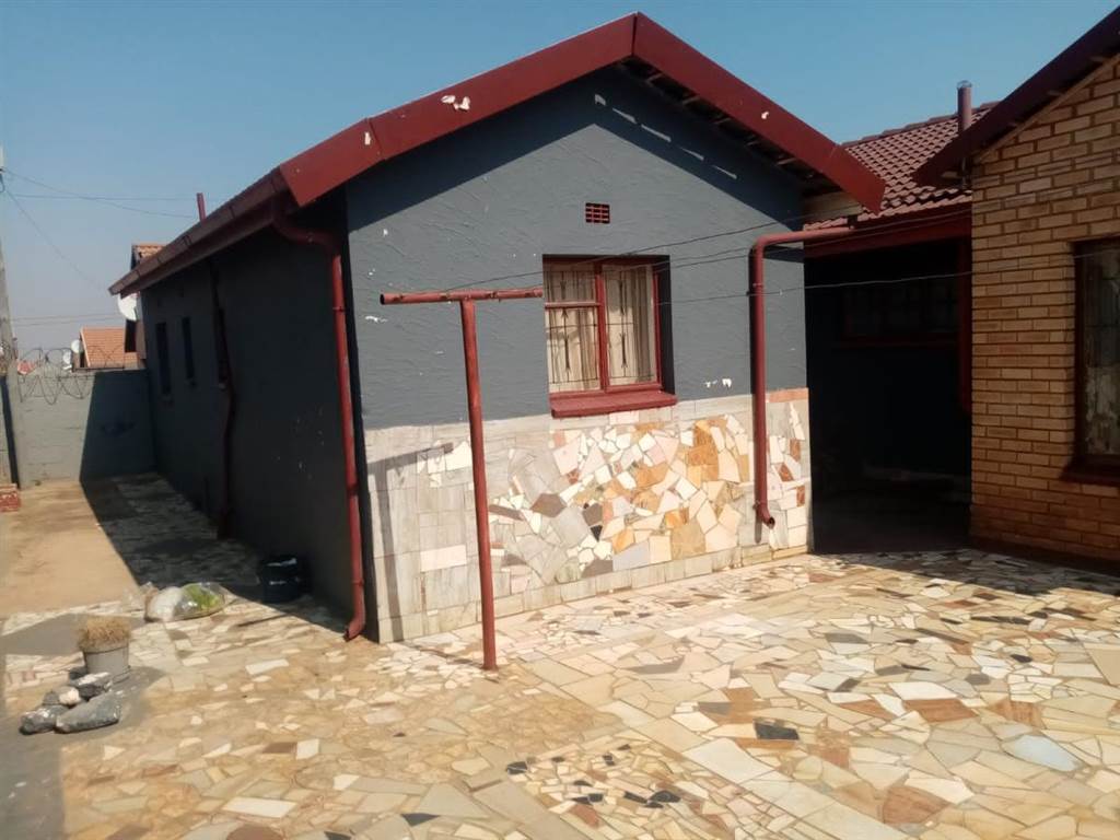 2 Bed House in Dobsonville photo number 10