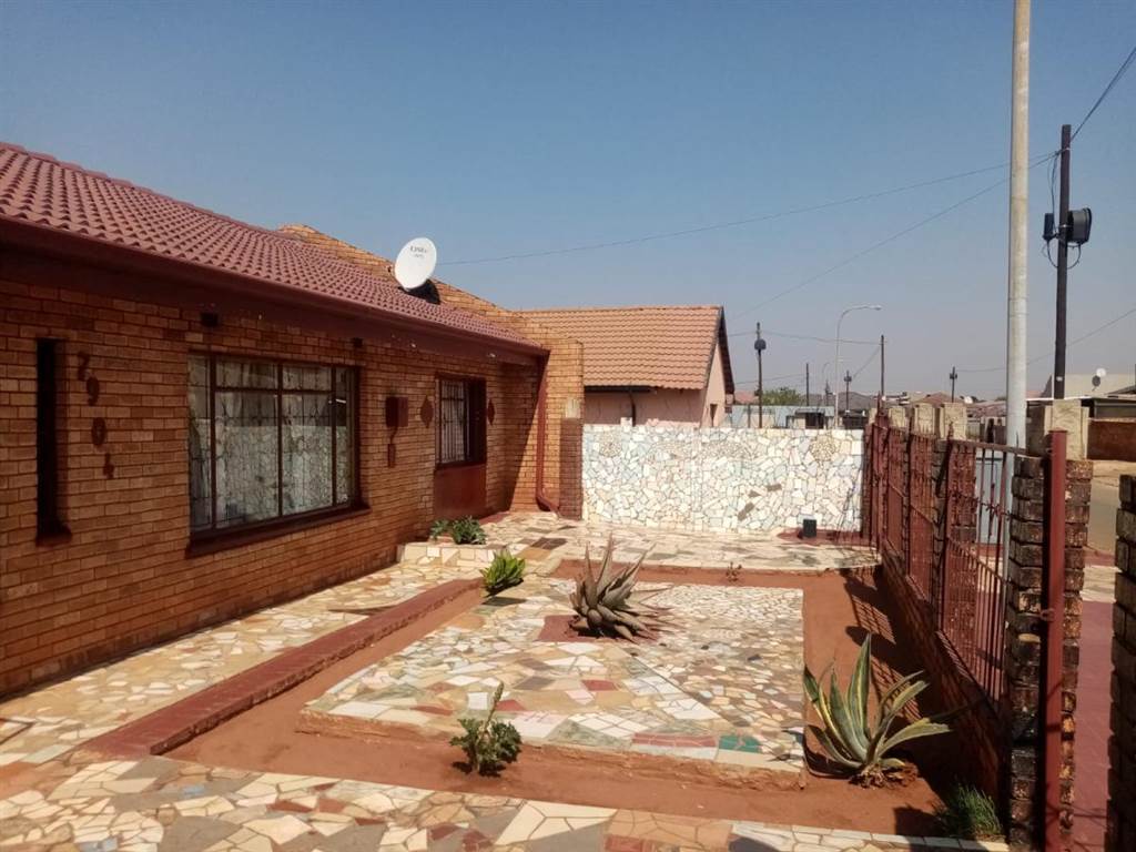 2 Bed House in Dobsonville photo number 4