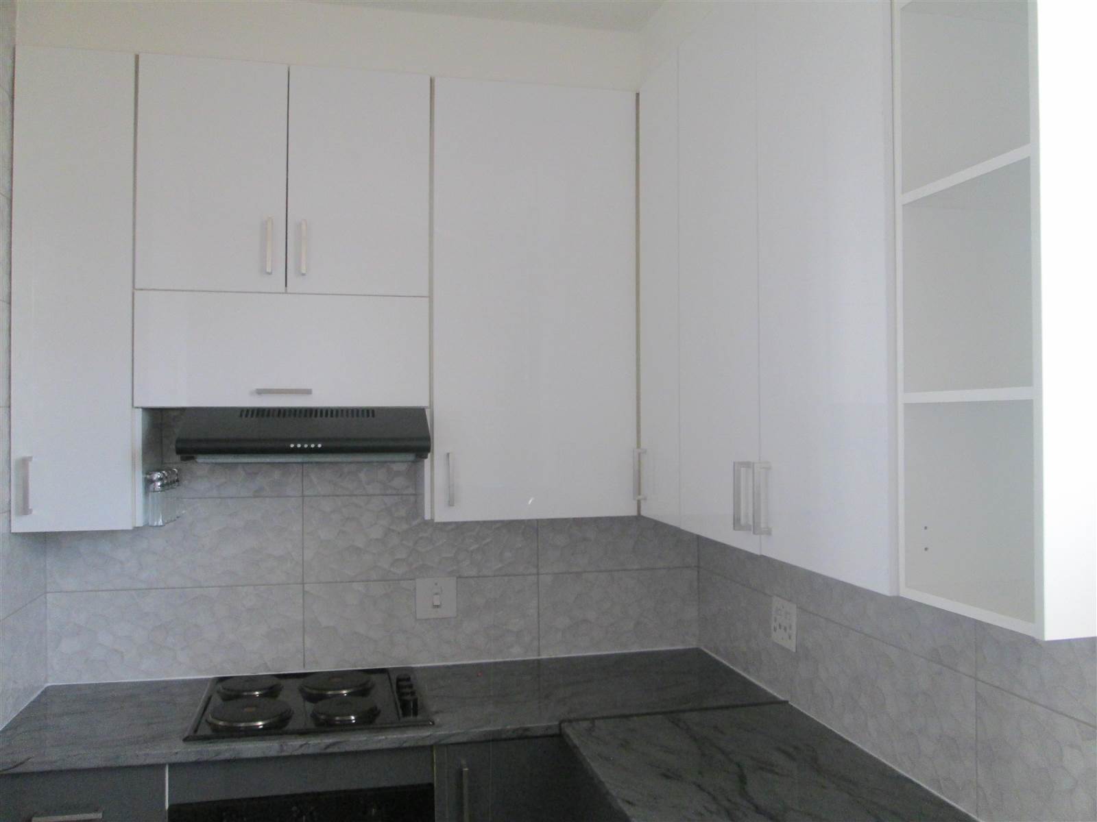 2 Bed Apartment in Bedfordview photo number 6