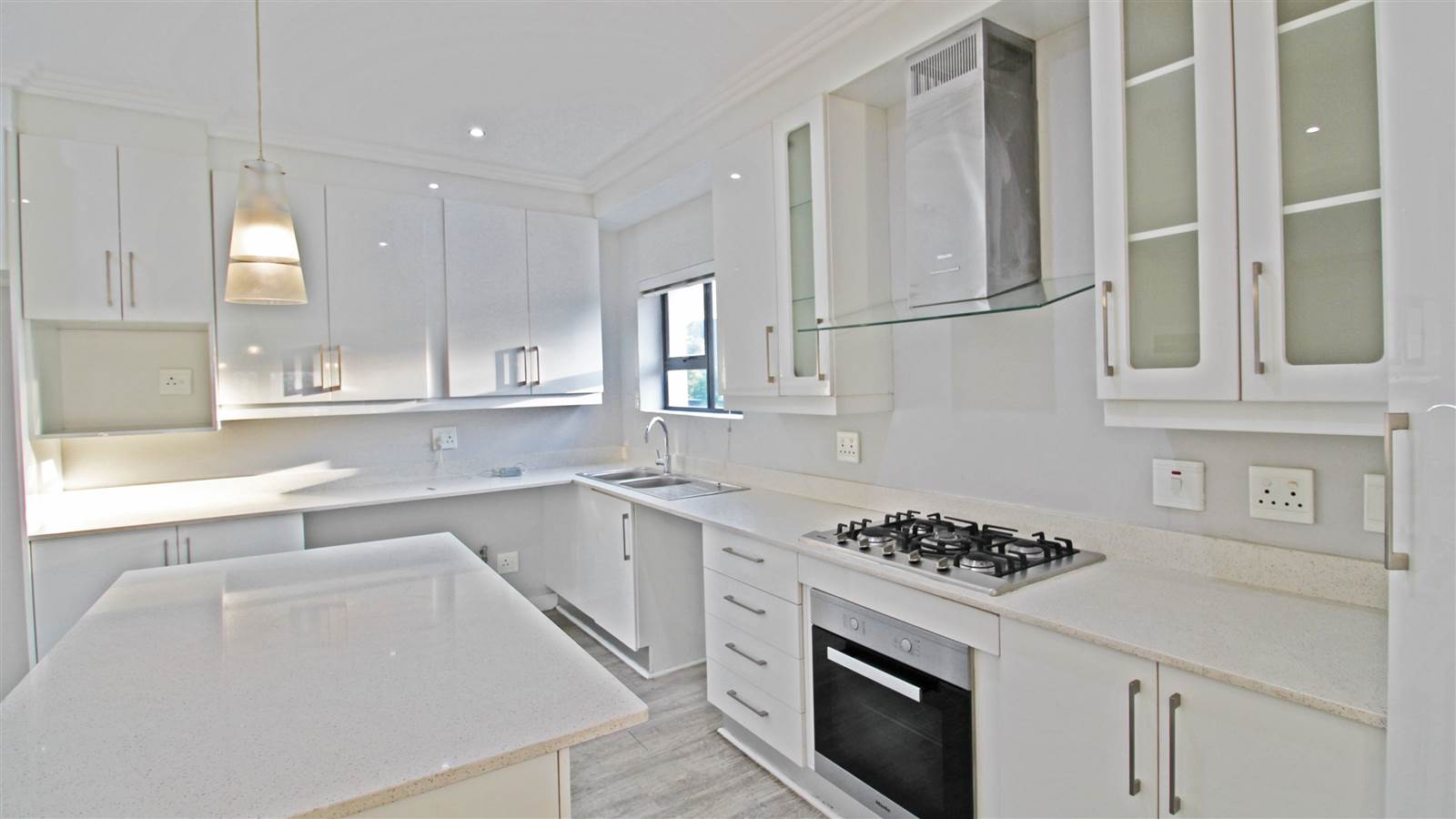 2 Bed Apartment in Bryanston East photo number 2