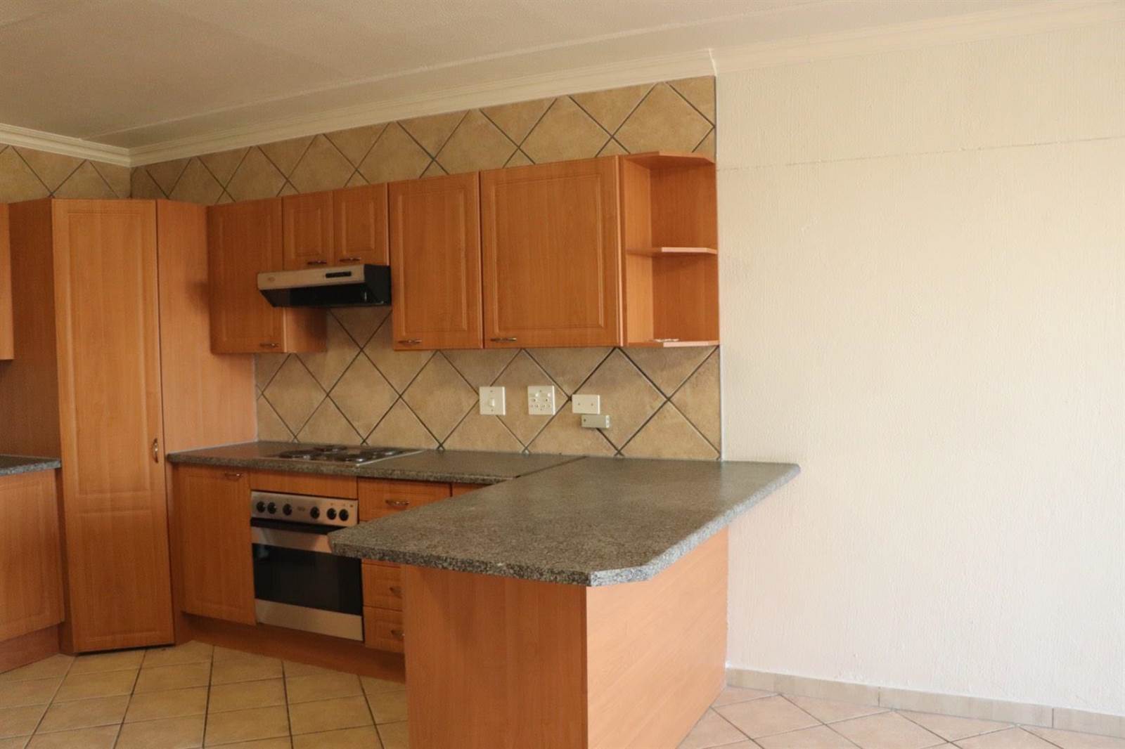 2 Bed Townhouse in Constantia Kloof photo number 3