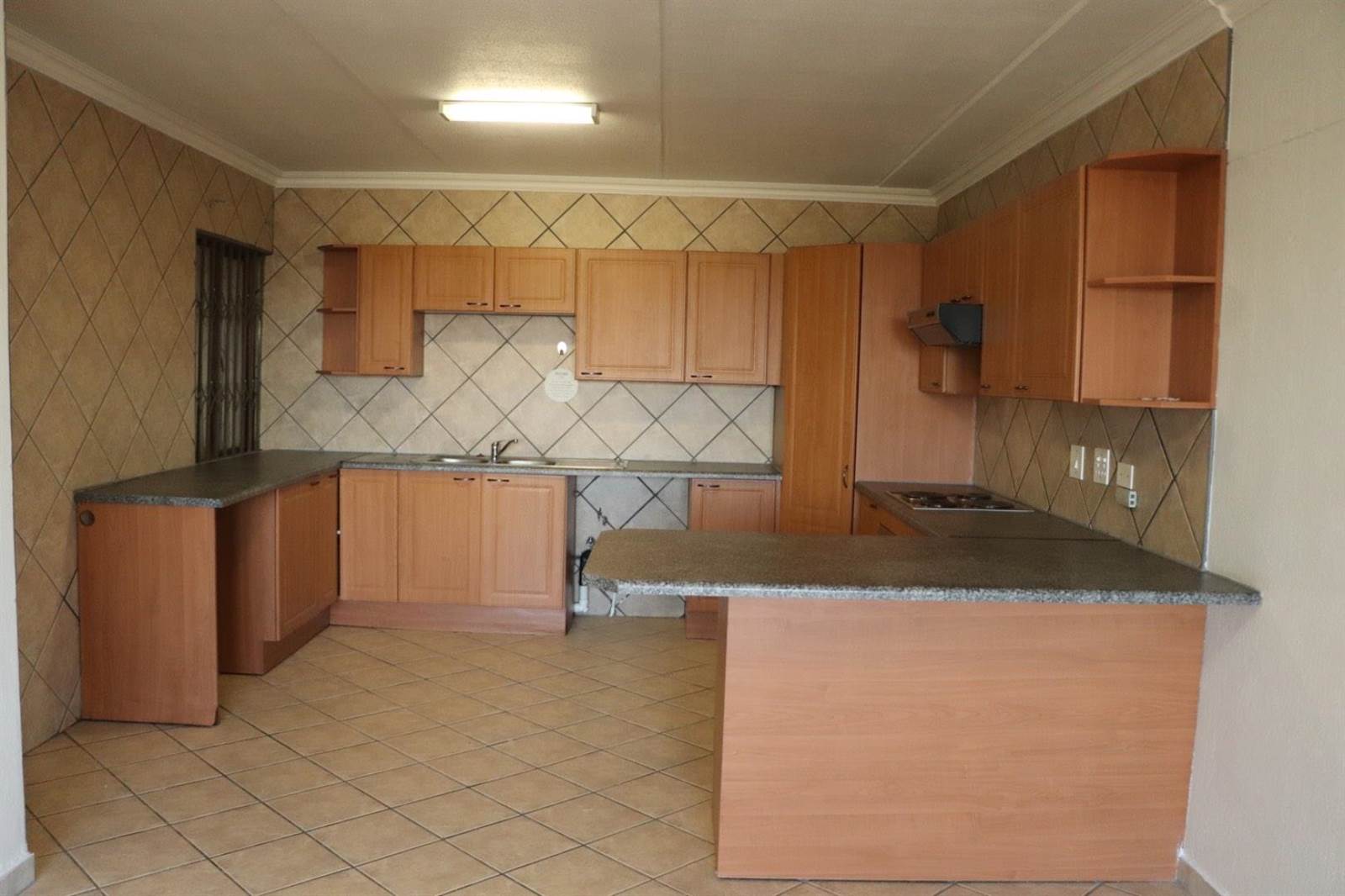 2 Bed Townhouse in Constantia Kloof photo number 2