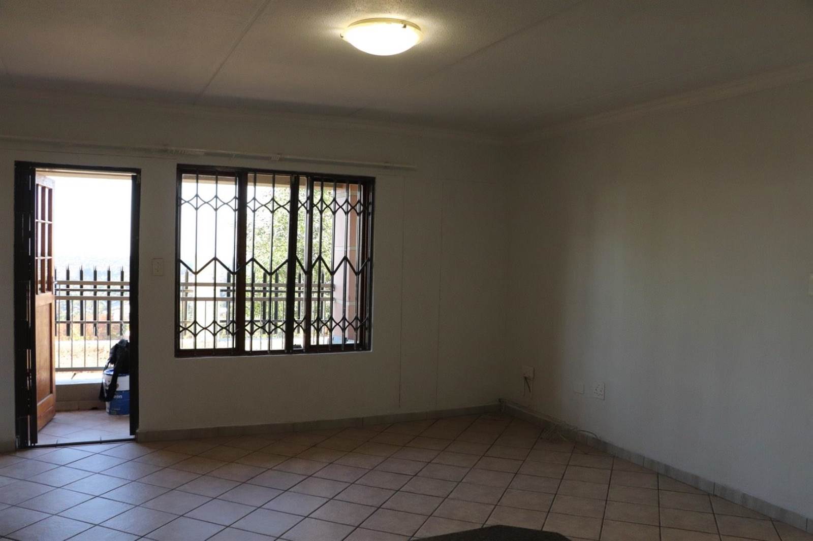 2 Bed Townhouse in Constantia Kloof photo number 6
