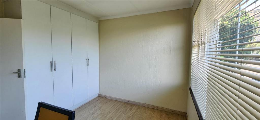 2 Bed Apartment in Morninghill photo number 17