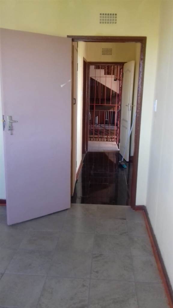 1 Bed Apartment in Sophiatown photo number 15