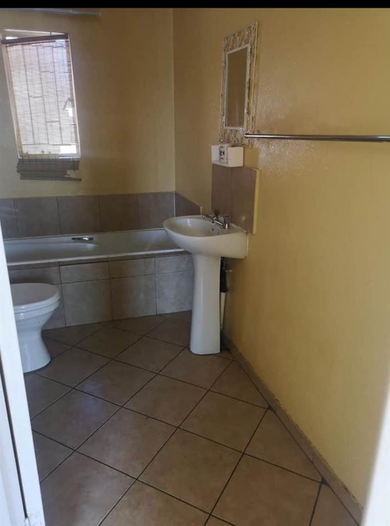2 Bed Townhouse in Olievenhoutbosch photo number 10