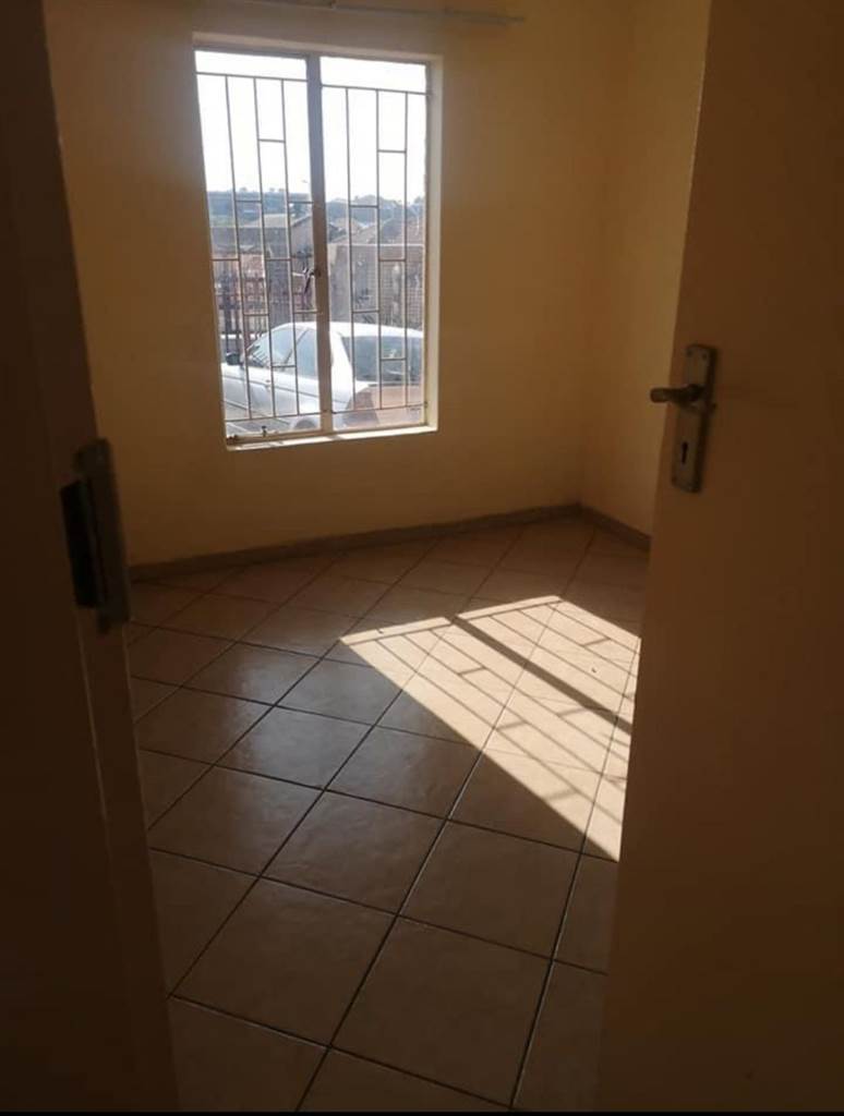 2 Bed Townhouse in Olievenhoutbosch photo number 4