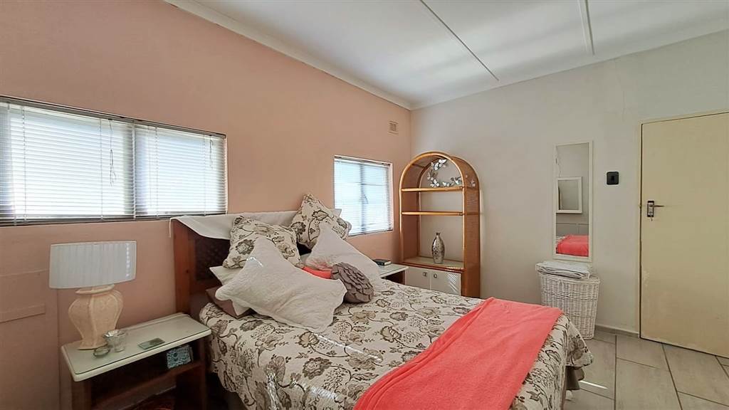 2 Bed Apartment in Shelly Beach photo number 14