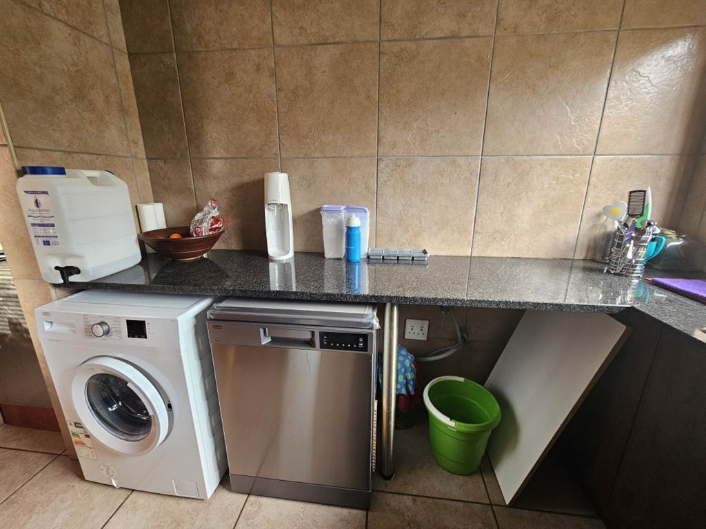 3 Bed House in Raslouw Manor photo number 5