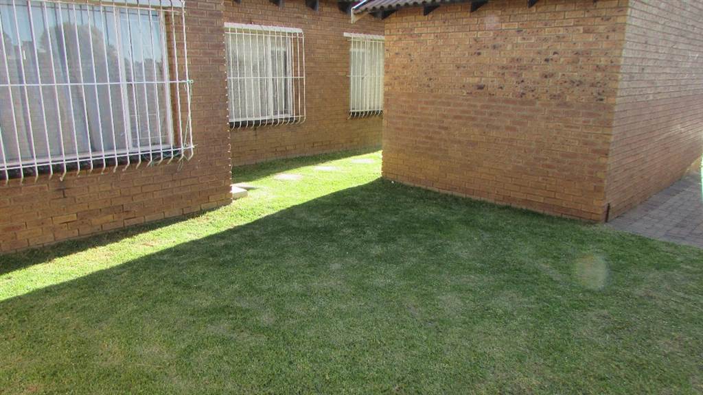 2 Bed House in Witbank Central photo number 10