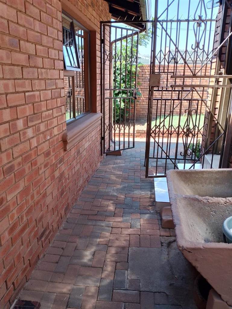 3 Bed House in Dhlamini photo number 11