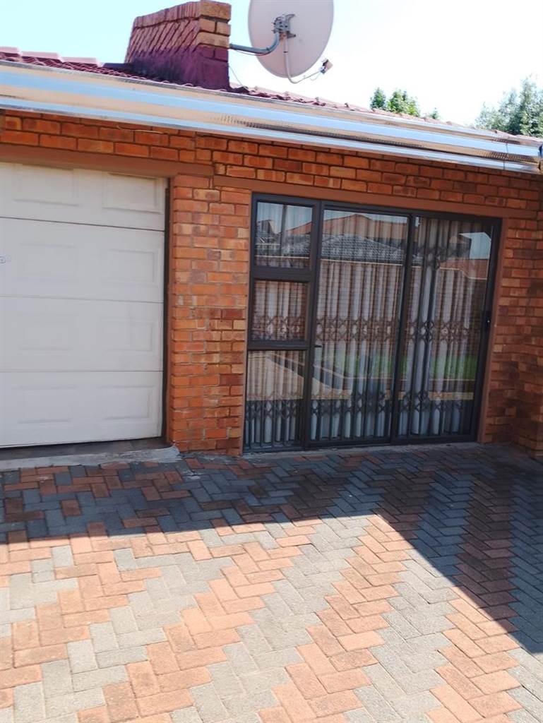 3 Bed House in Dhlamini photo number 5