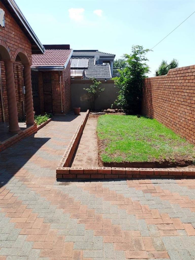 3 Bed House in Dhlamini photo number 4