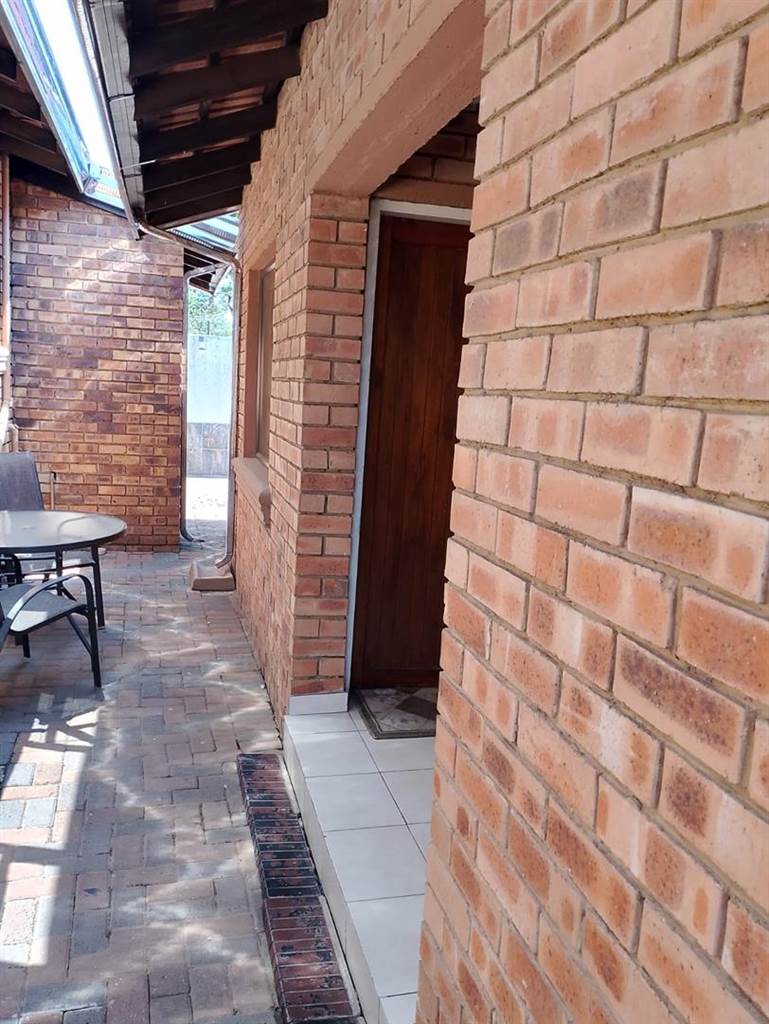 3 Bed House in Dhlamini photo number 7