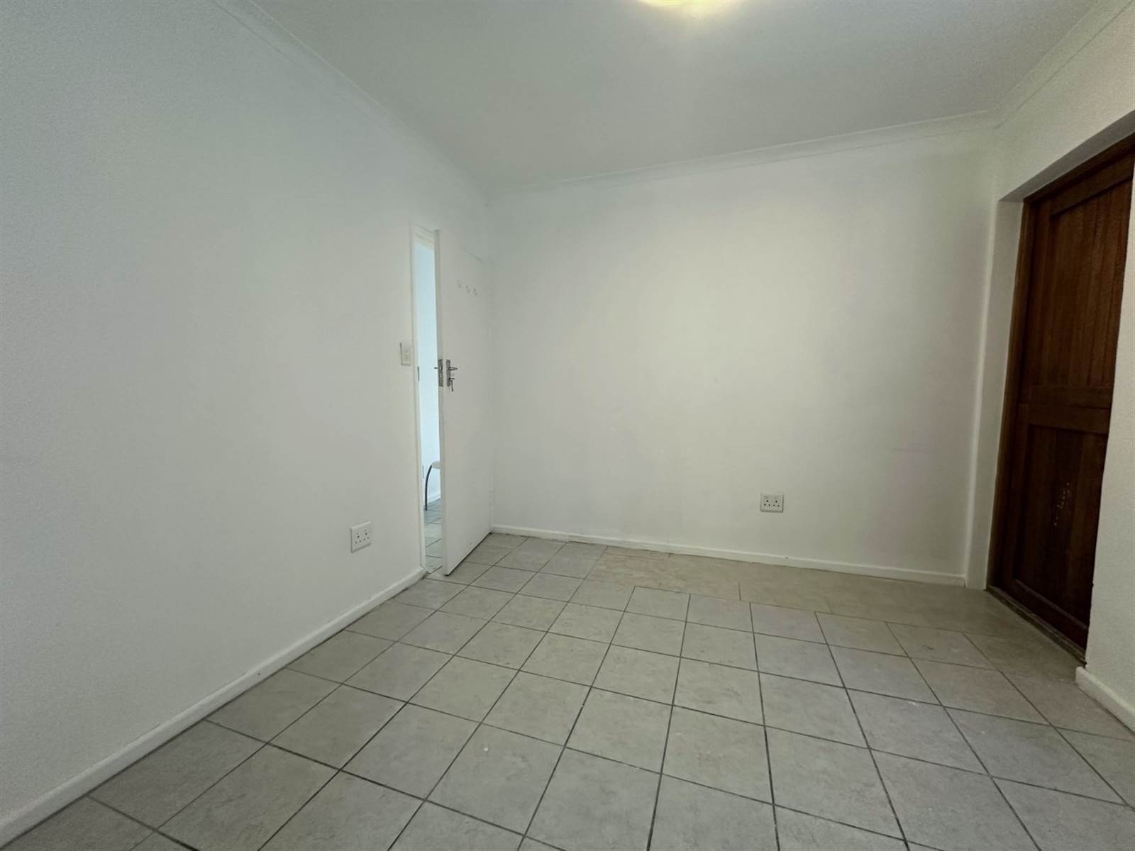 2 Bed House in Tableview photo number 8