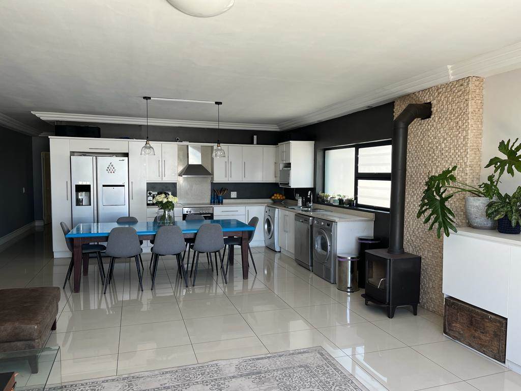 2 Bed Apartment in Green Point photo number 5
