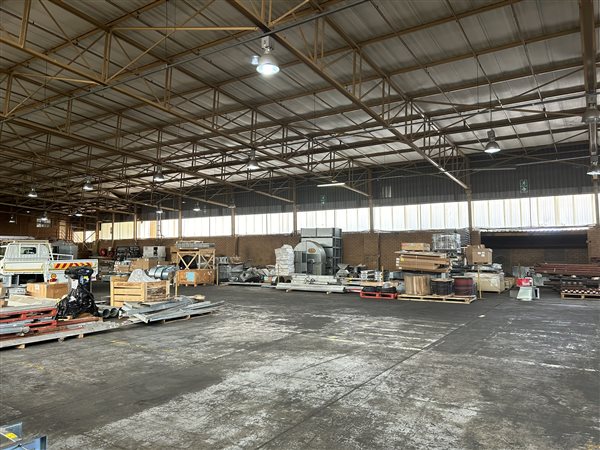 1 800  m² Industrial space
