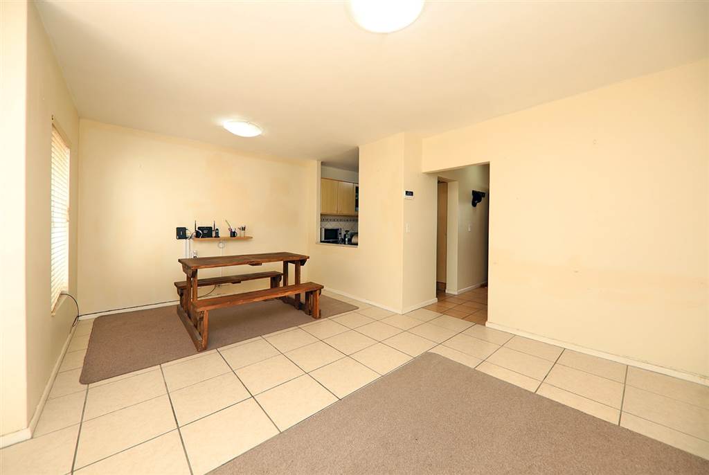 3 Bed House in Plumstead photo number 3