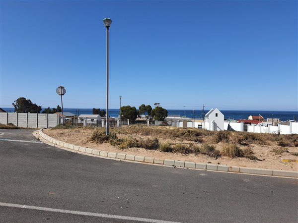 398 m² Land available in St Helena Views