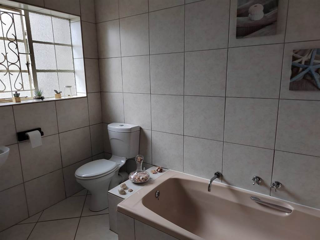 4 Bed House in Edenvale photo number 4