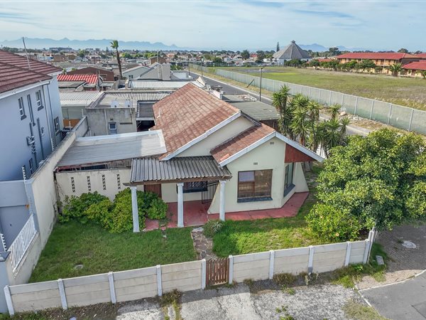 4 Bedroom House 4 Bedroom House
