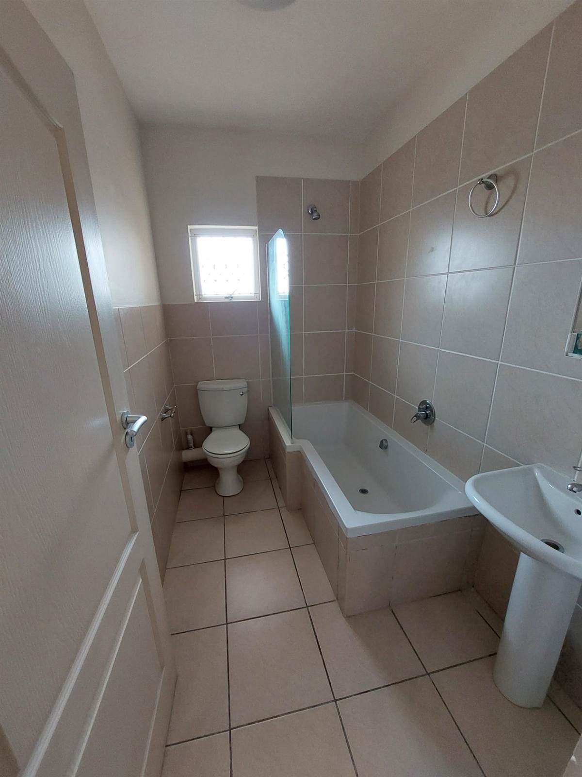 2 Bed Flat in Essenwood photo number 4