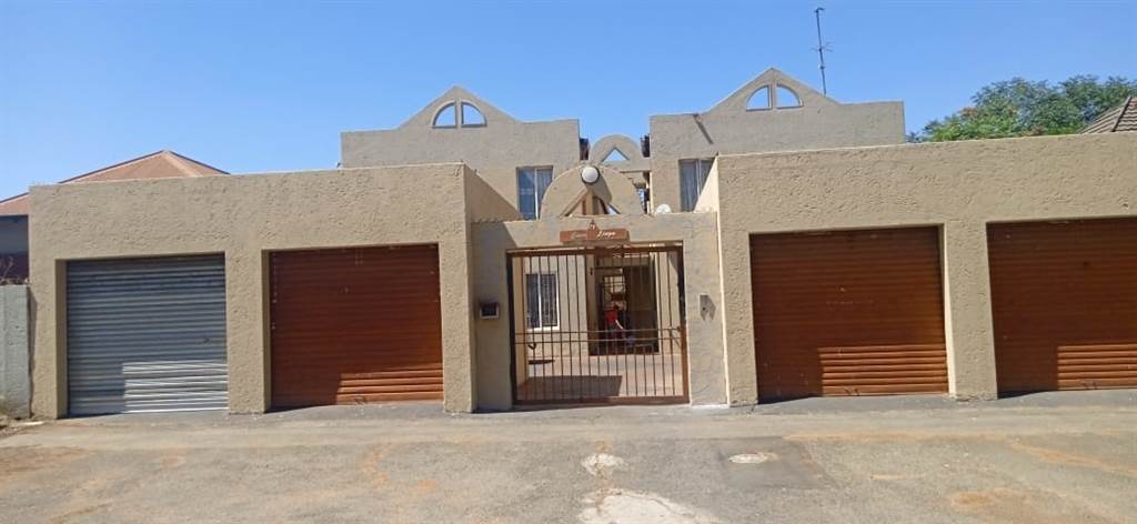 3 Bed Townhouse in Turffontein photo number 1