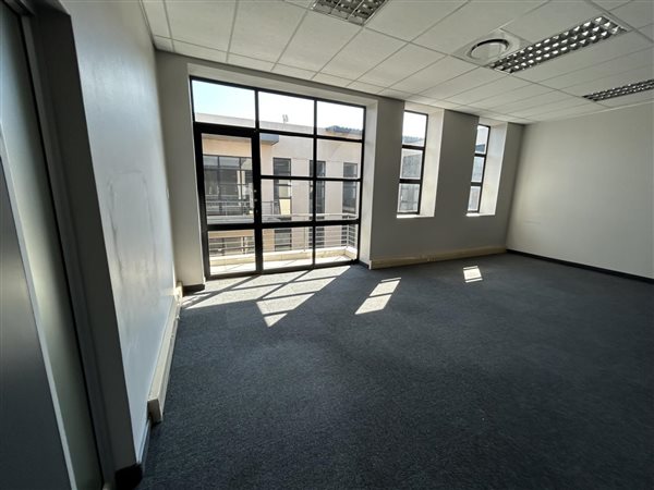 196  m² Commercial space