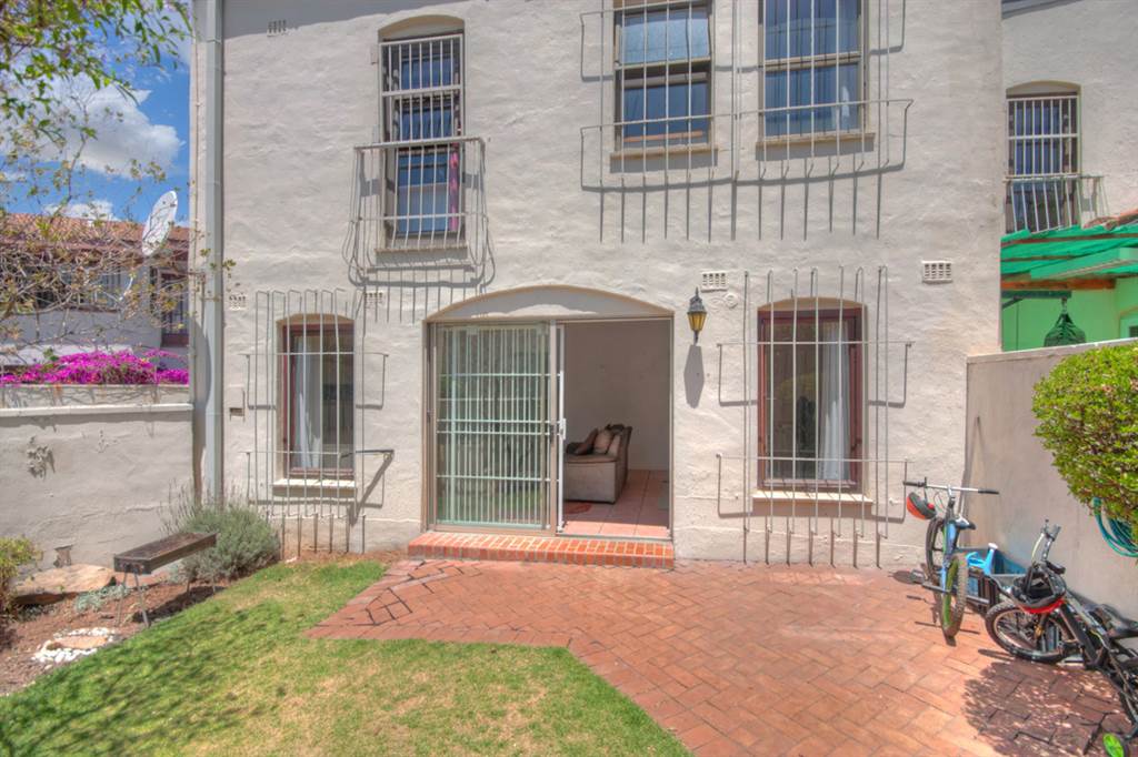 2 Bed Townhouse in Corlett Gardens photo number 17
