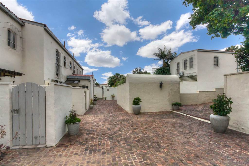 2 Bed Townhouse in Corlett Gardens photo number 20