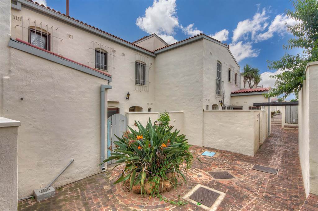 2 Bed Townhouse in Corlett Gardens photo number 19