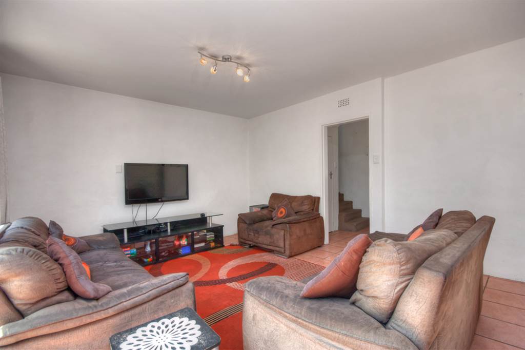 2 Bed Townhouse in Corlett Gardens photo number 6