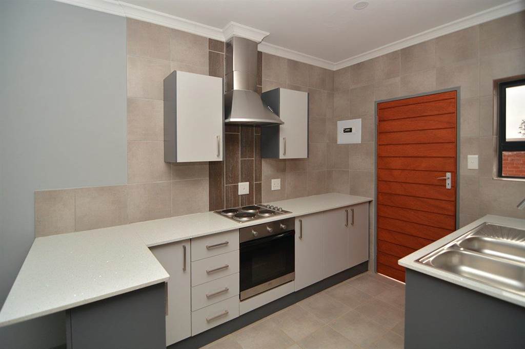 2 Bed Apartment in Silverfields photo number 2