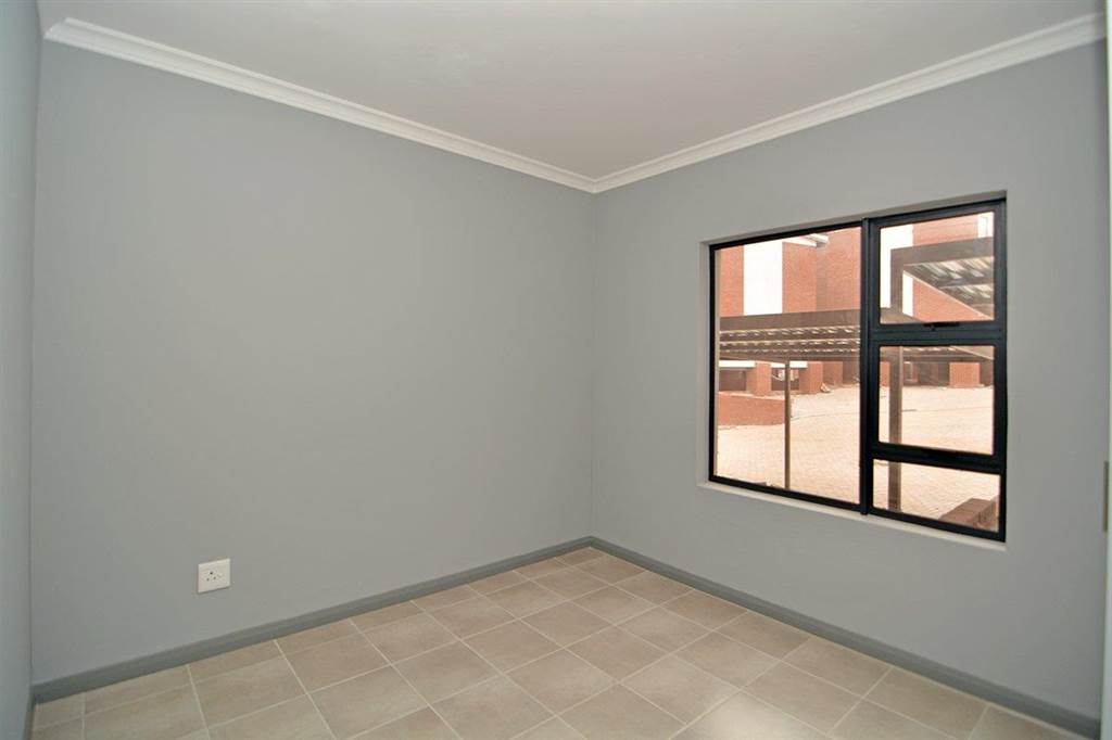 2 Bed Apartment in Silverfields photo number 11